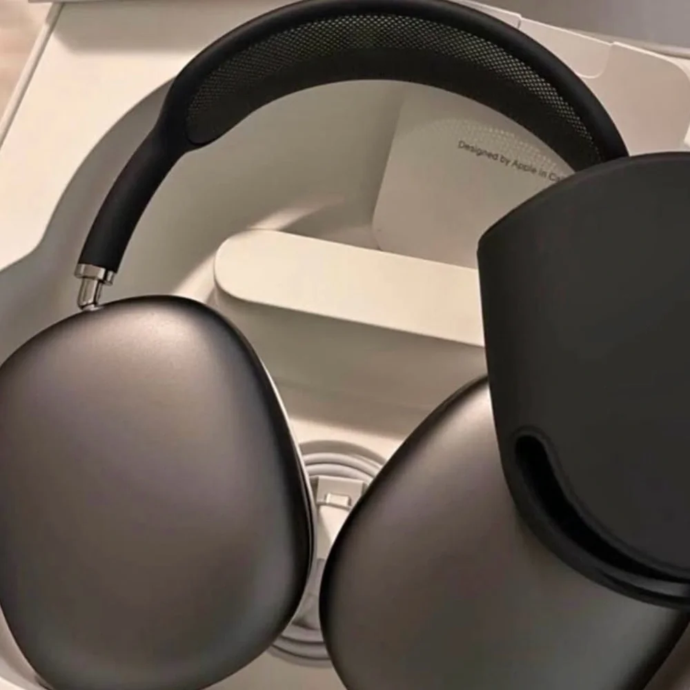 Apple Black VR Headset with Smart Case